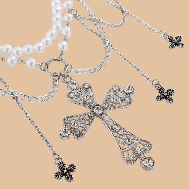 Gotische imitatie parelketting met kruis hangers