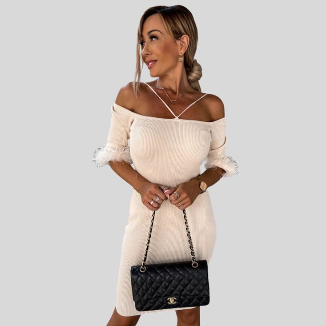 Off-the-shoulder geribde jurk met verenrandje
