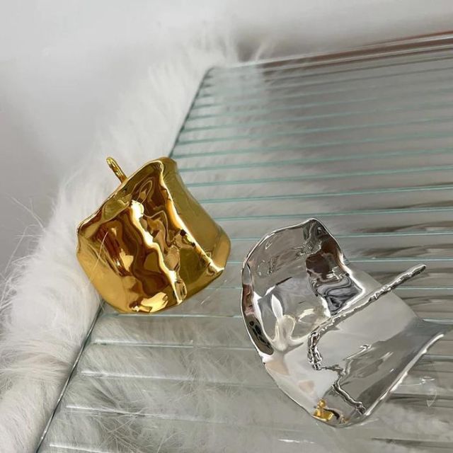 Metalen haarband met sculpturaal ontwerp