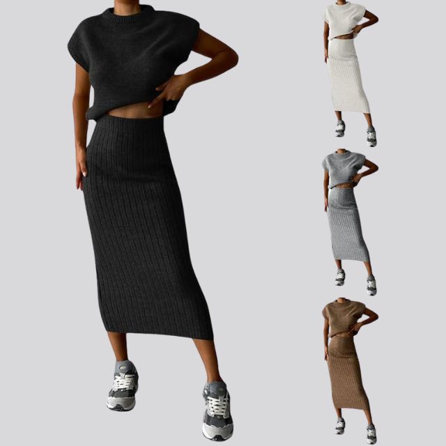 Mouwloze gebreide top en bijpassende geribde midi-rok set