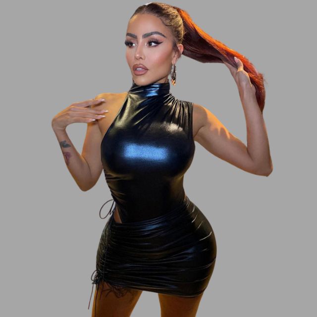 Metallic set bestaande uit een mouwloze top en rok met uitgesneden details