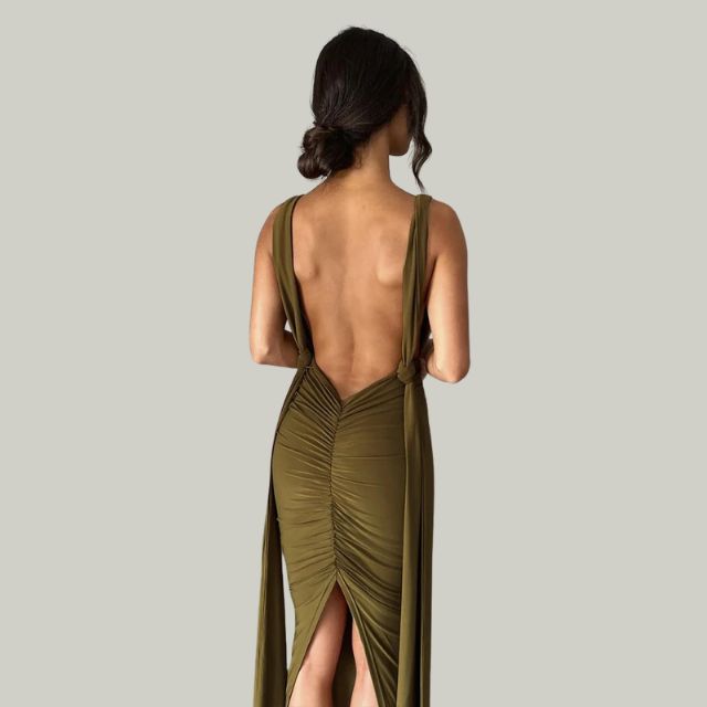 Mouwloze jurk met diep uitgesneden halslijn