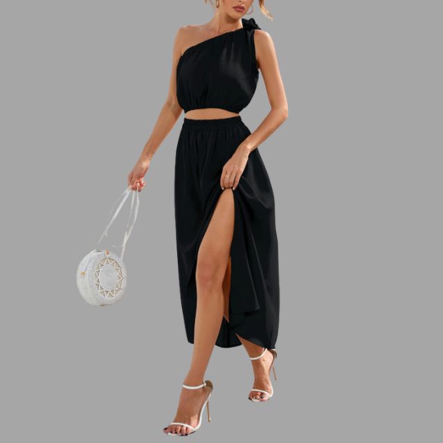 One-shoulder satijnen outfit met geknikte taille