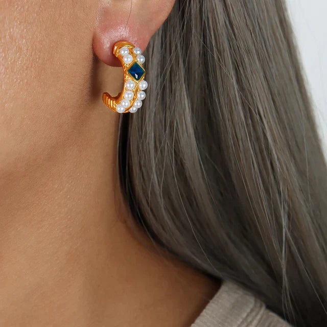 Hoepeloorbellen met saffier en parel