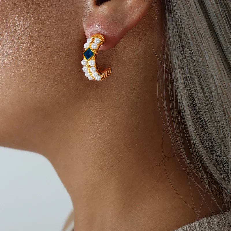 Hoepeloorbellen met saffier en parel