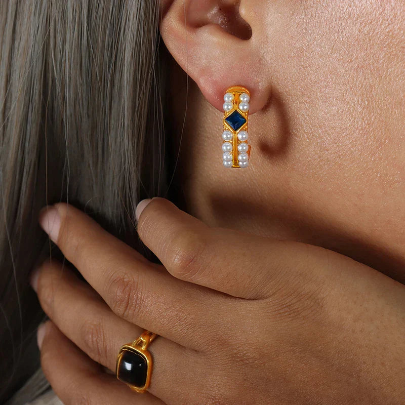 Hoepeloorbellen met saffier en parel