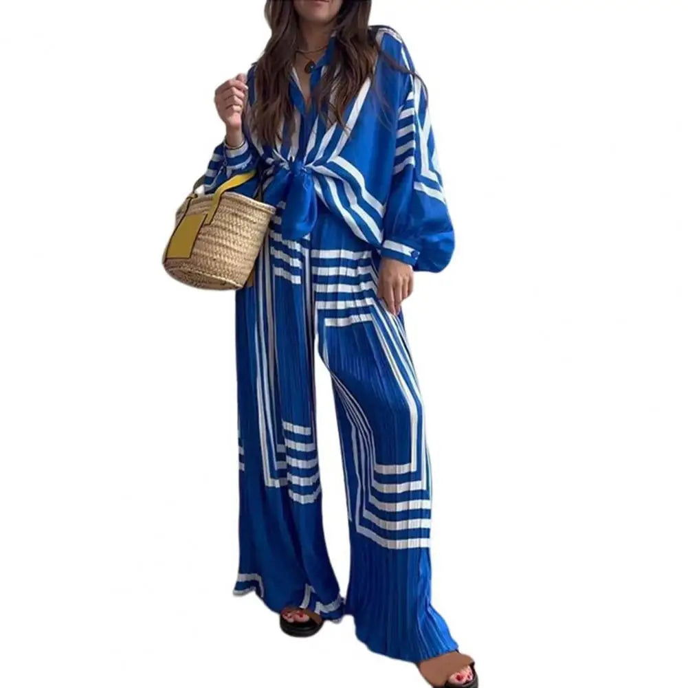 Opvallend gestreept overhemd en broek met wijde pijpen