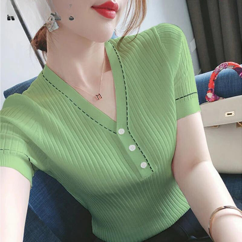 Elegant T-shirt met korte mouwen, V-hals, knoopsluiting en naaddetails