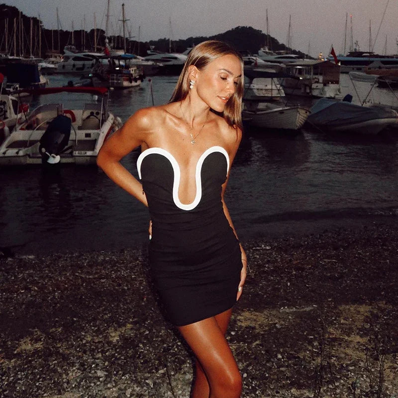 Mini-jurk met diep uitgesneden halslijn en contrasterende boorden