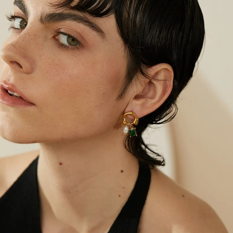 Geometrische smaragd oorbellen met parel detail