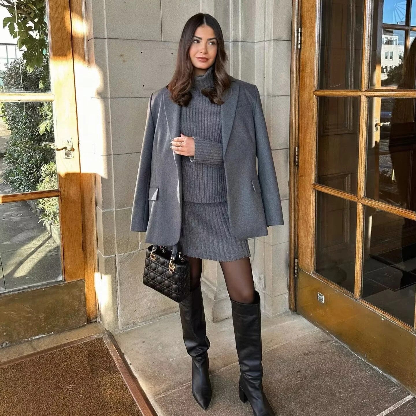 Geribde coltrui met cropuitsnijding en geplooide rokenset