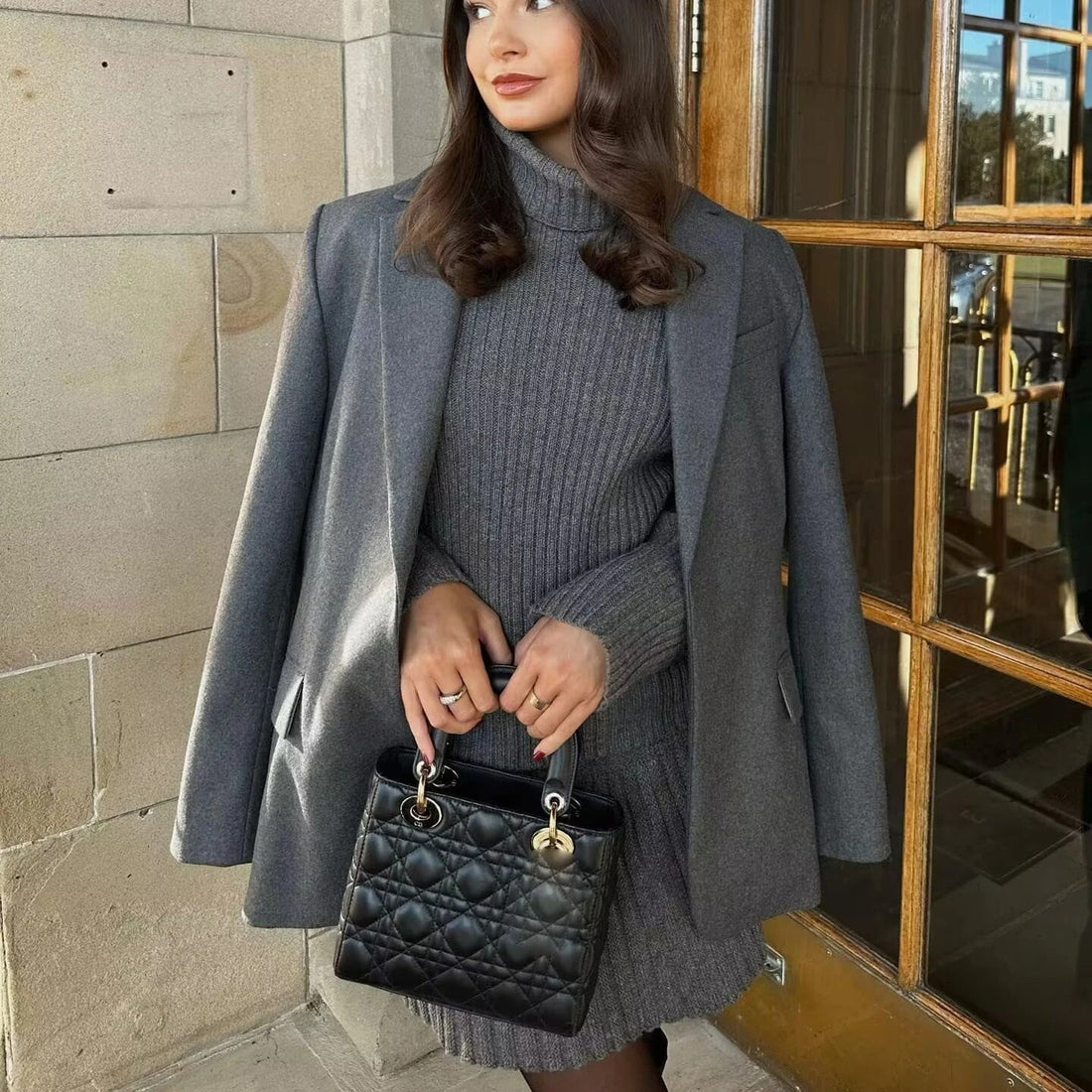 Geribde coltrui met cropuitsnijding en geplooide rokenset