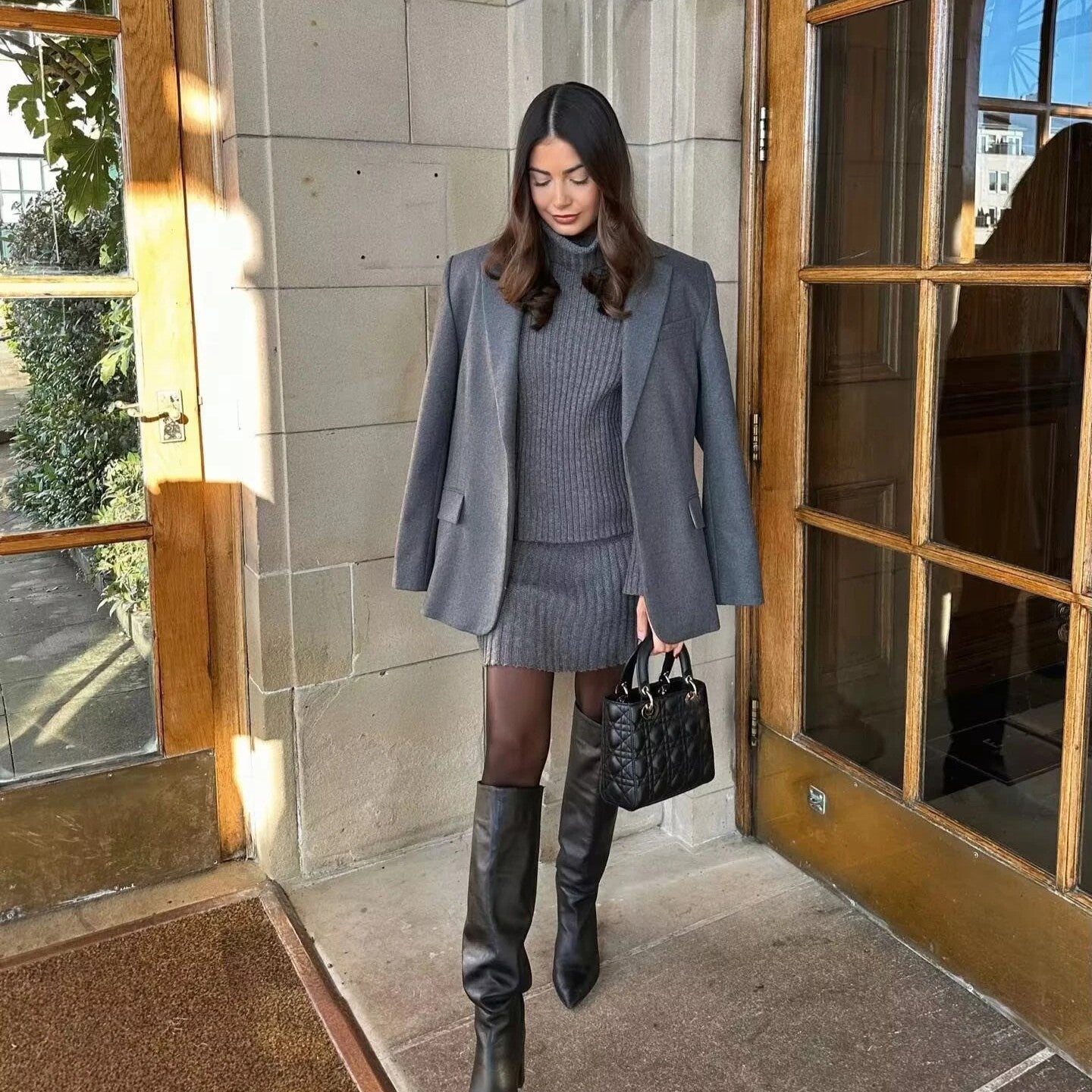 Geribde coltrui met cropuitsnijding en geplooide rokenset