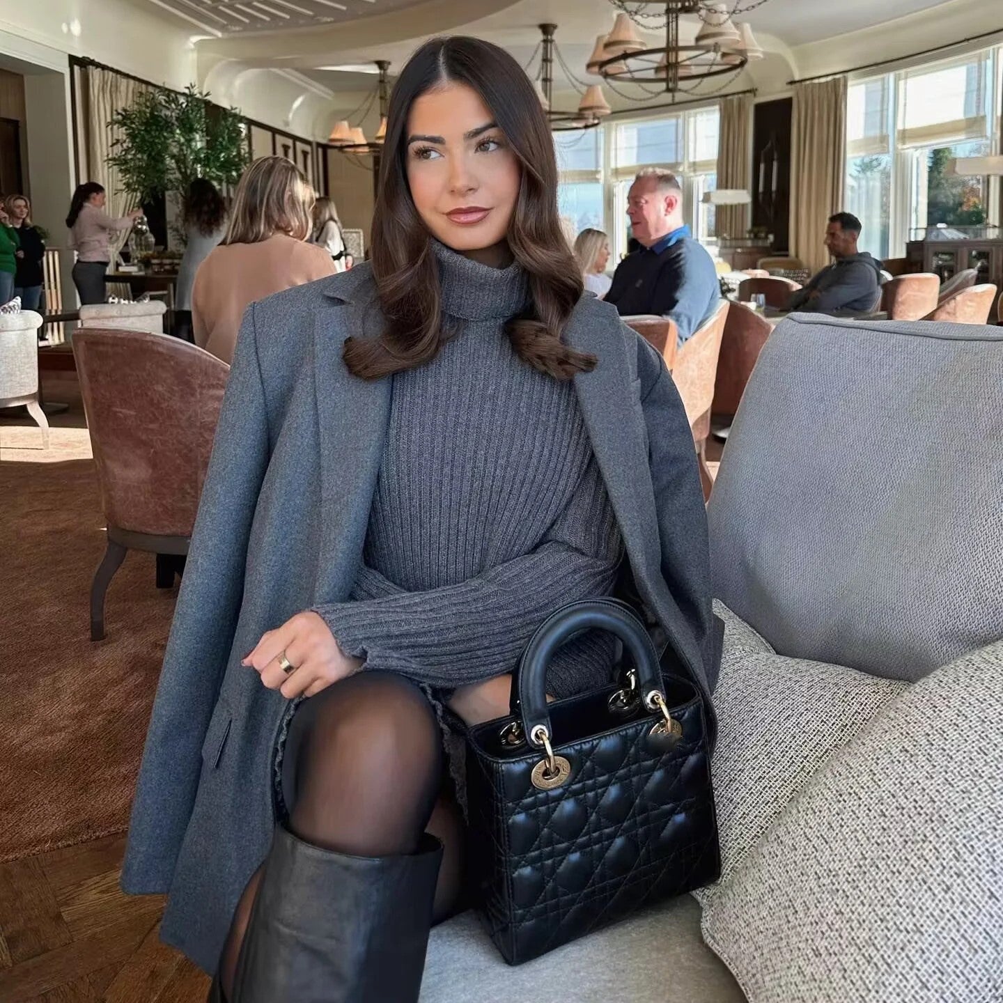 Geribde coltrui met cropuitsnijding en geplooide rokenset