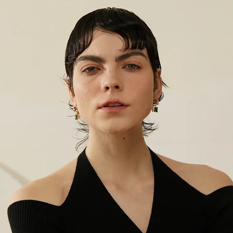 Geometrische smaragd oorbellen met parel detail