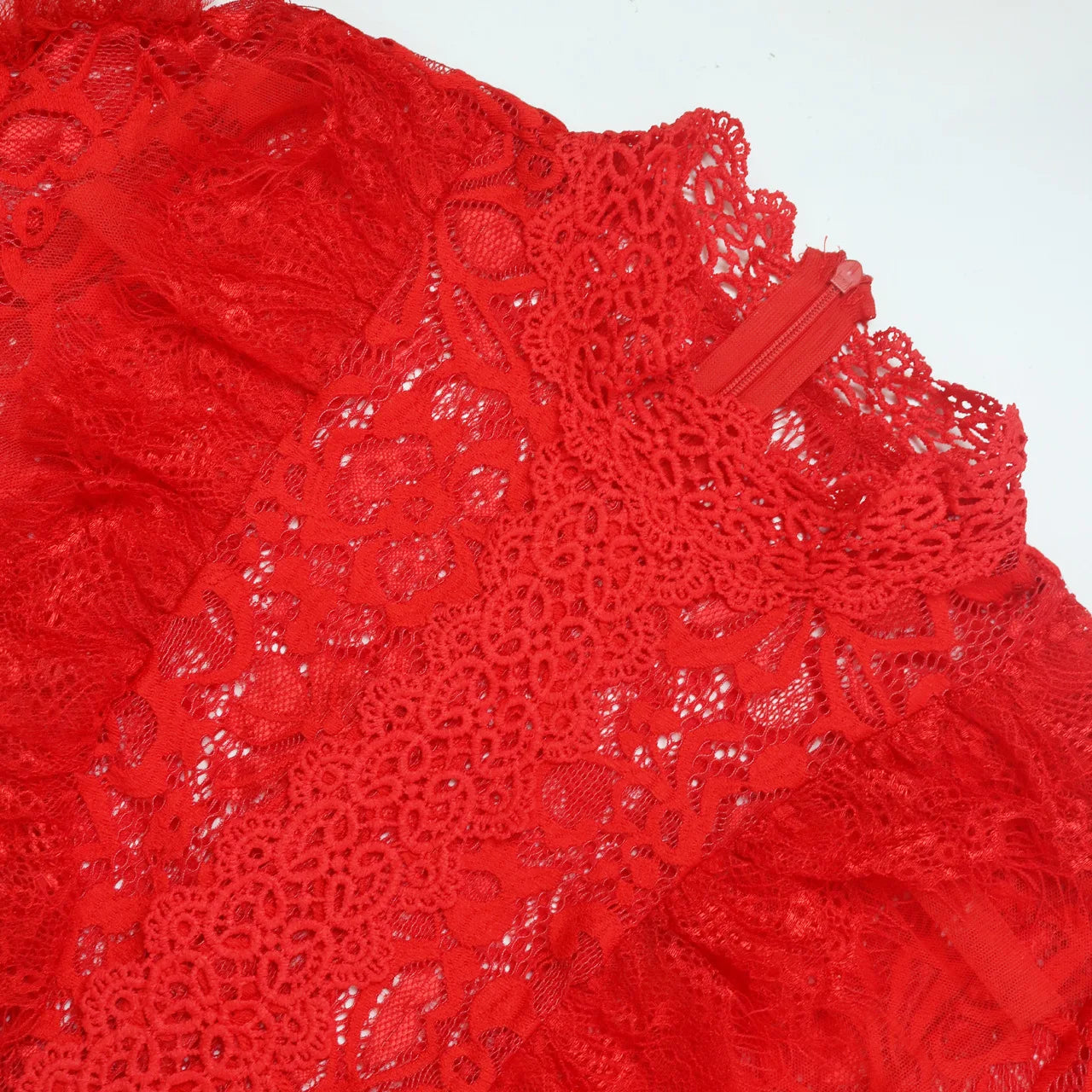 Kanten blouse met hoge kraag, versierd met veren