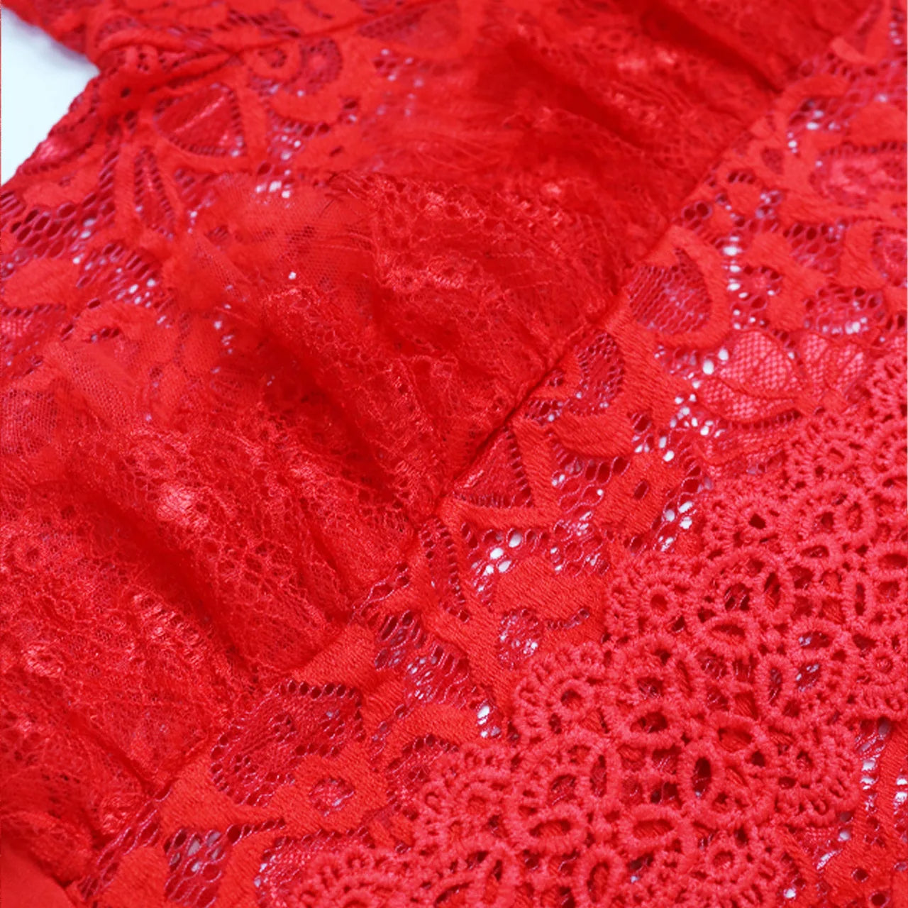 Kanten blouse met hoge kraag, versierd met veren