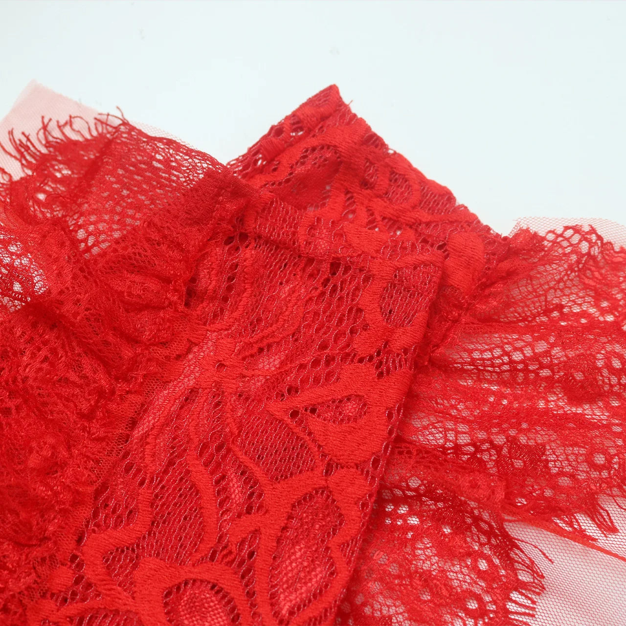 Kanten blouse met hoge kraag, versierd met veren