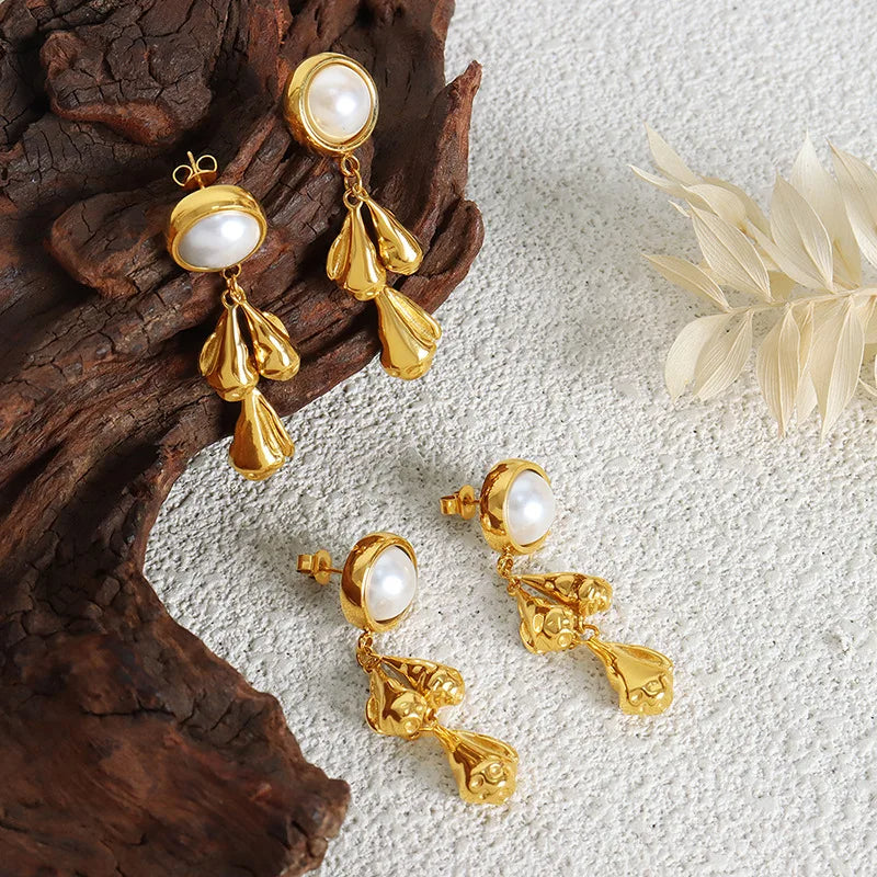 Parel oorbellen met gestructureerde druppel hangers