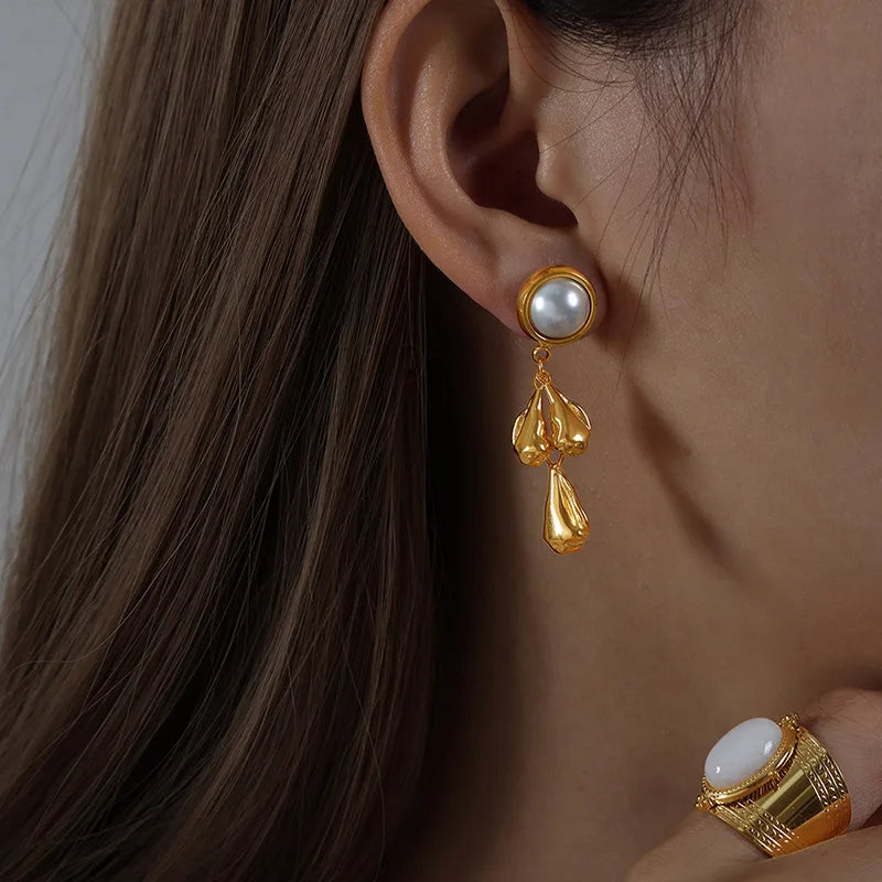 Parel oorbellen met gestructureerde druppel hangers