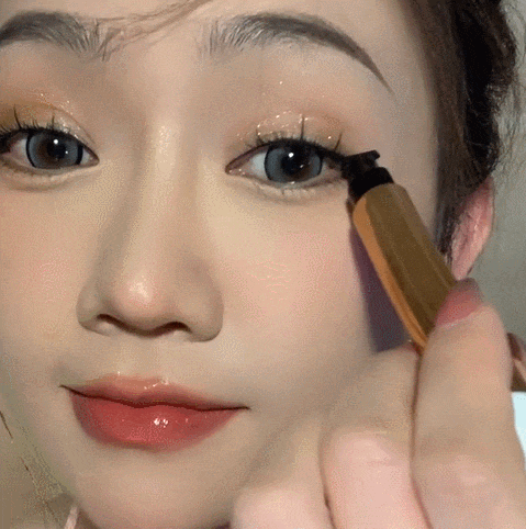 Katelijn | Elegante eyeliner met kattenstempel