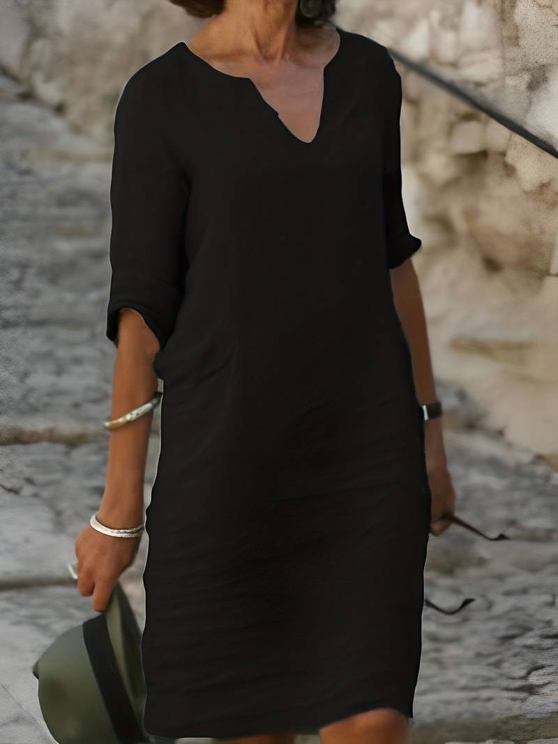 Minimalistische jurk met ingekeepte halslijn