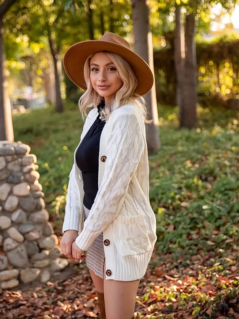 Emilie - Effen en nonchalant kabelgebreid jack met lange mouwen