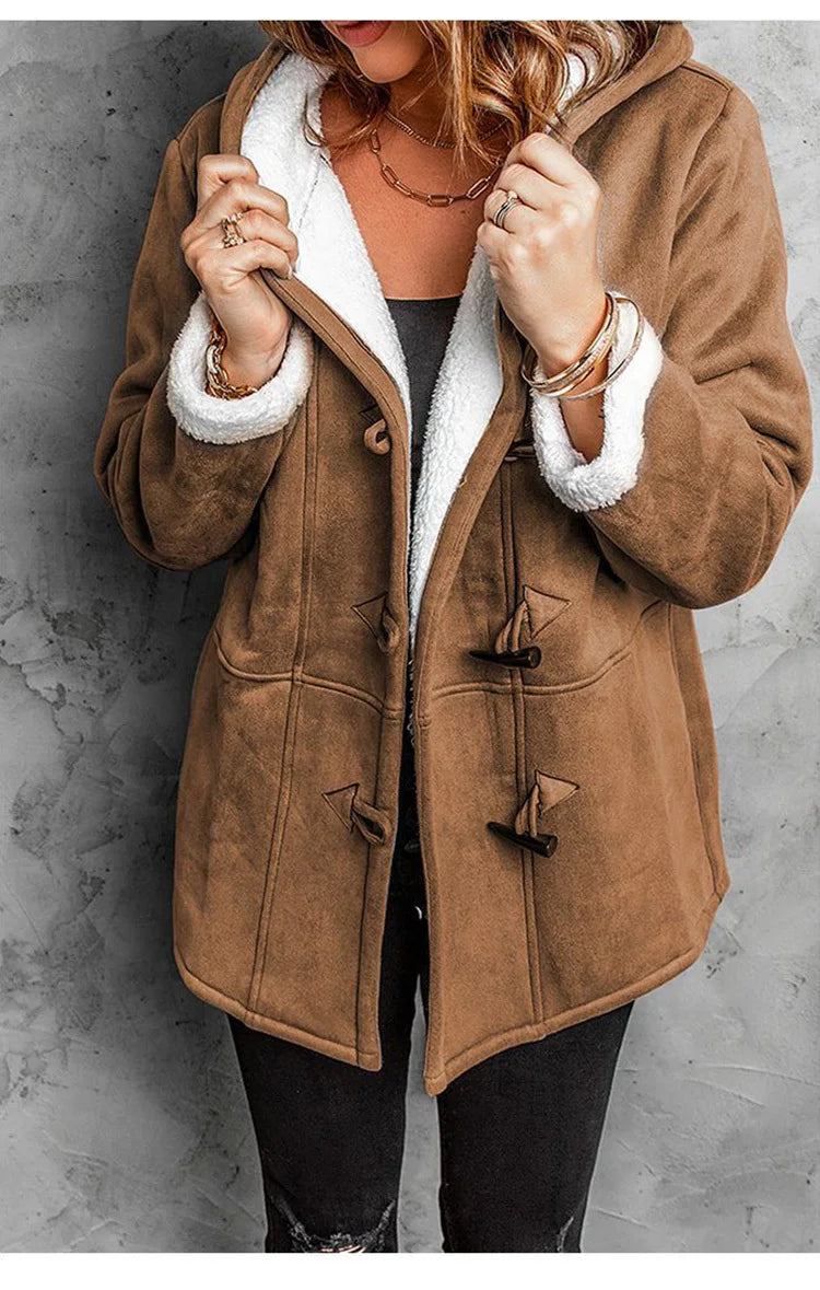 Halflange jas met knoop en capuchon