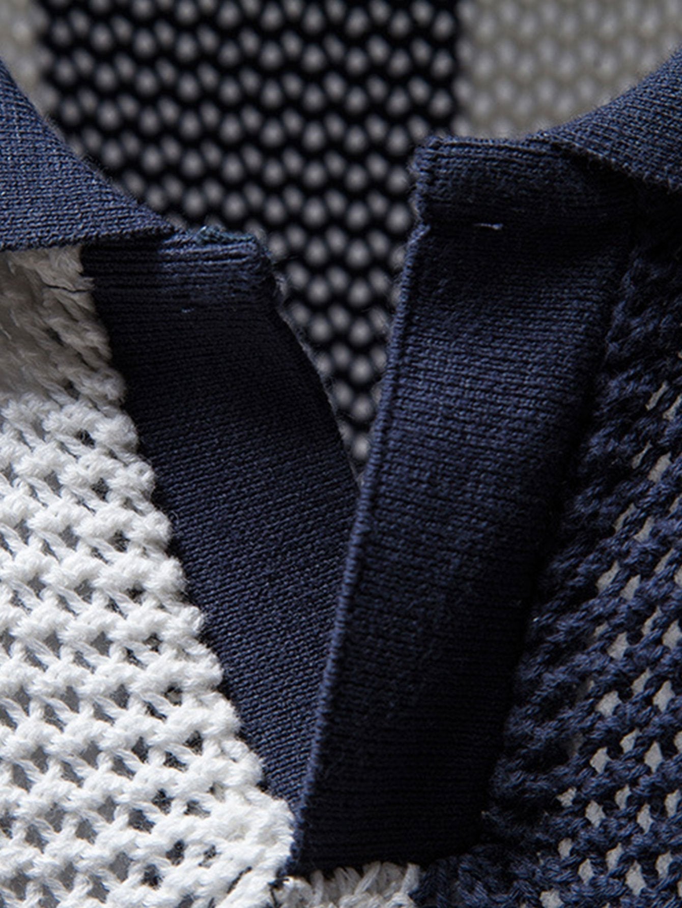 Gestreept poloshirt met V-hals