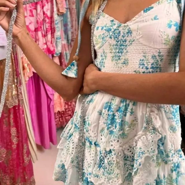 Gespreide jurk met kant en bloemenaccenten