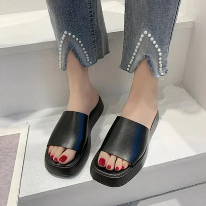 Minimalistische slippers met brede band