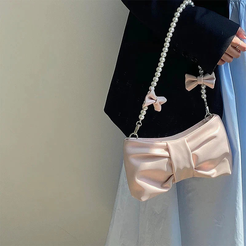 Satijnen clutch met parelmoeren handvat