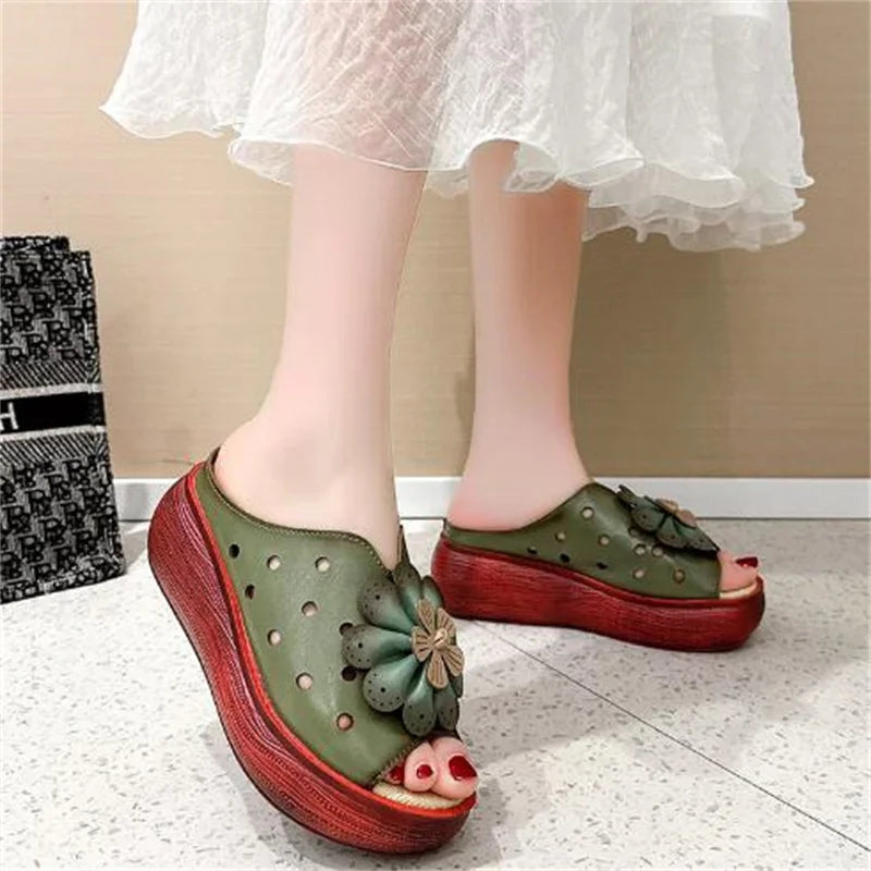 Sandalen met bloemenpatroon en sleehak