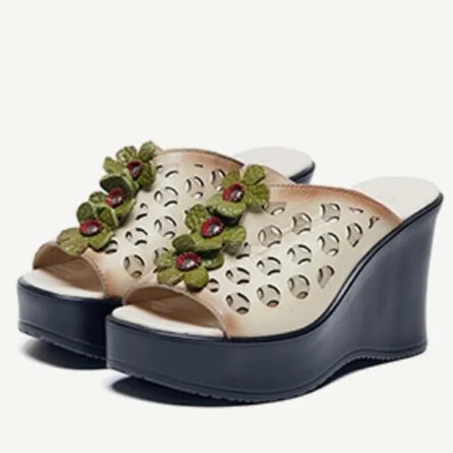 Leren sandalen met bloemenpatroon en hak