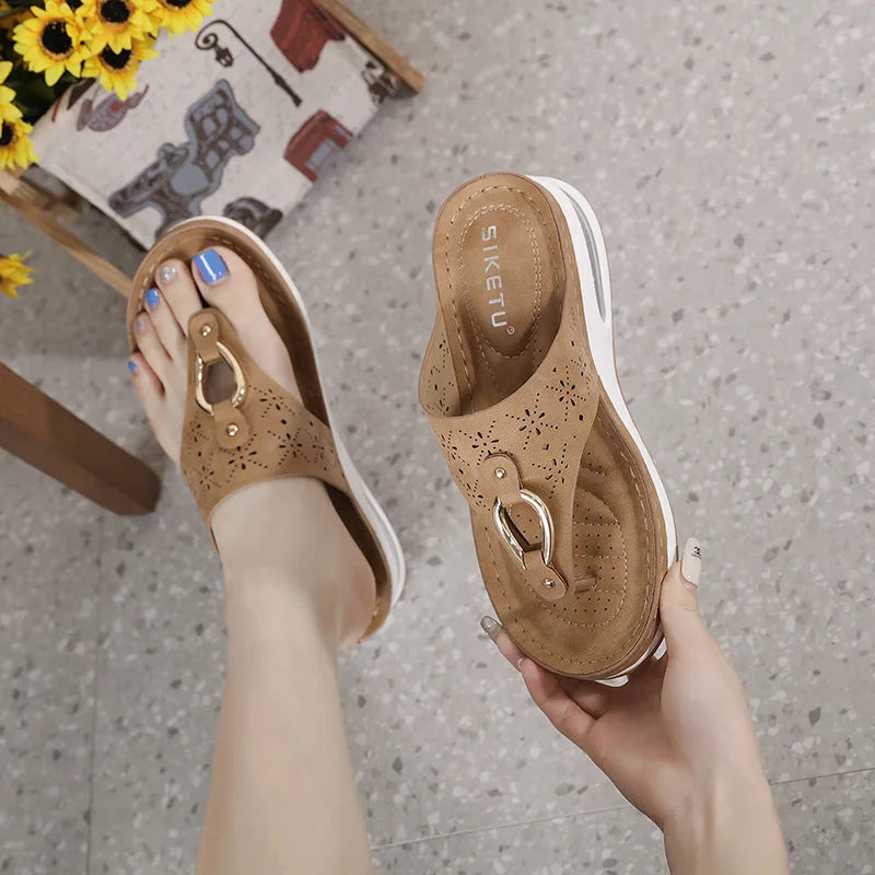 Comfortabele teenslippers met sleehak