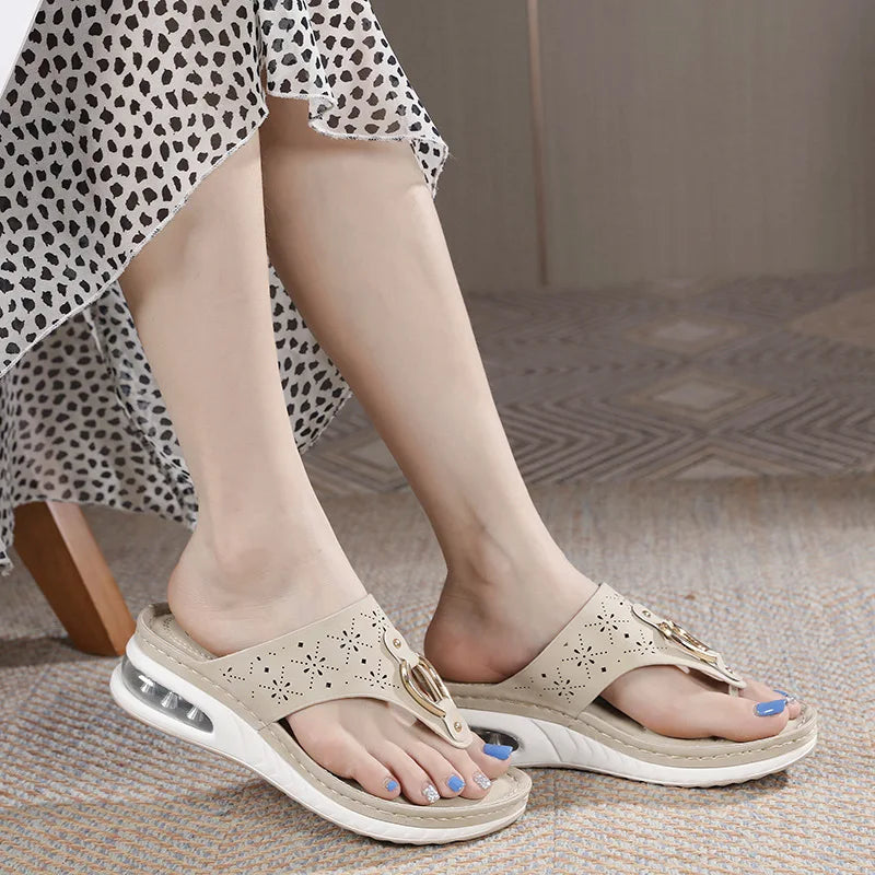 Comfortabele slippers met sleehak en luchtkussen