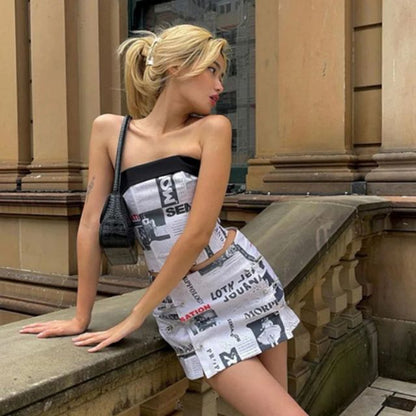 Off-the-shoulder playsuit met krantenprint
