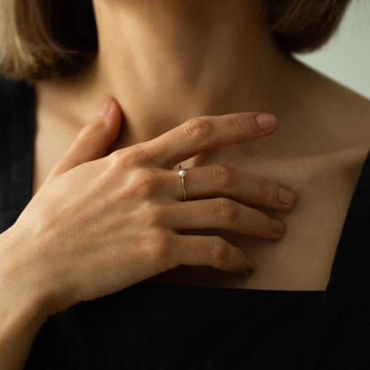 Minimalistische gouden ring met solitaire parel