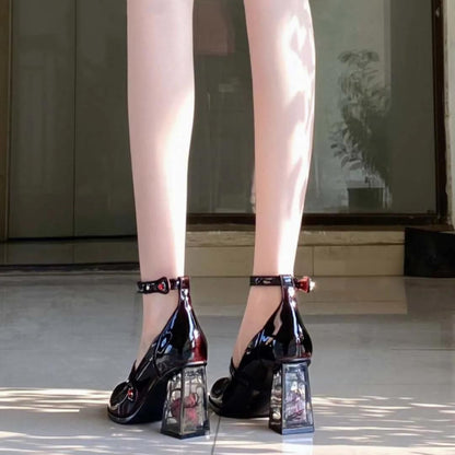Lakleren pumps met enkelbandje en versierde blokhak