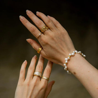 Minimalistische gouden ring met solitaire parel