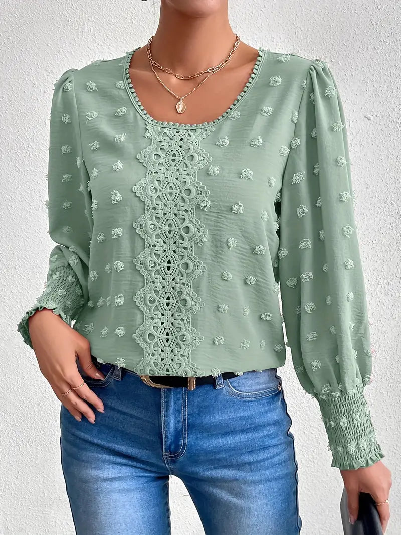 Elegante blouse met Zwitserse stippen en een ronde halslijn