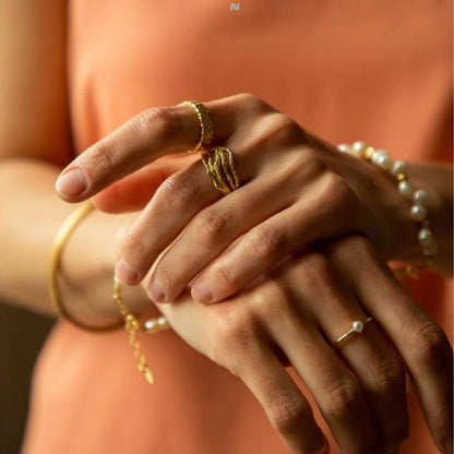 Minimalistische gouden ring met solitaire parel