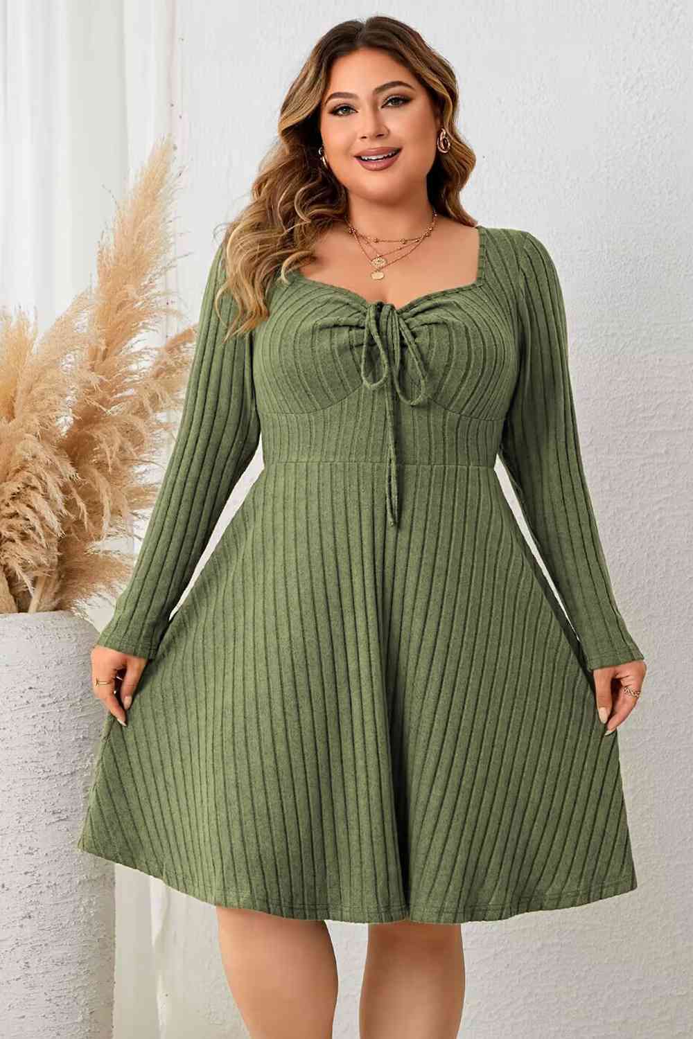 Geribde jurk met sweetheart in plus size