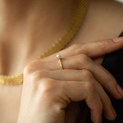 Minimalistische gouden ring met solitaire parel