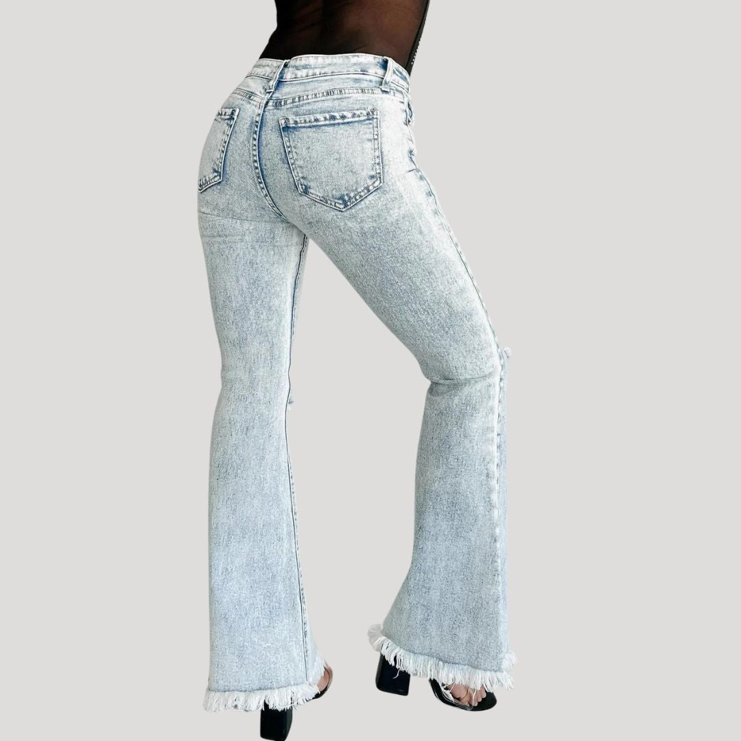 Uitlopende jeans met scheuren