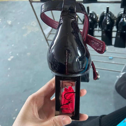 Lakleren pumps met enkelbandje en versierde blokhak