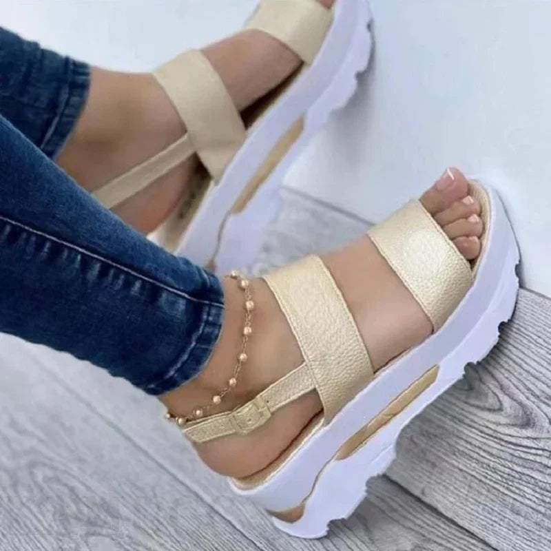 Stijlvolle zomerse sandalen met sleehak