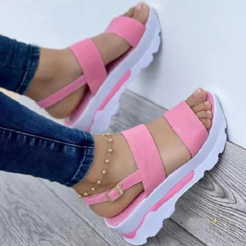 Stijlvolle zomerse sandalen met sleehak