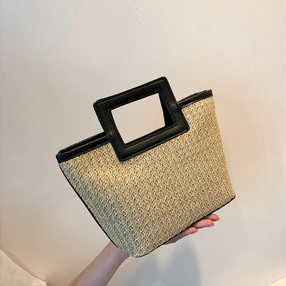 Chique clutch met textuur en opvallend handvat