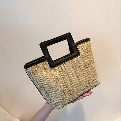 Chique clutch met textuur en opvallend handvat